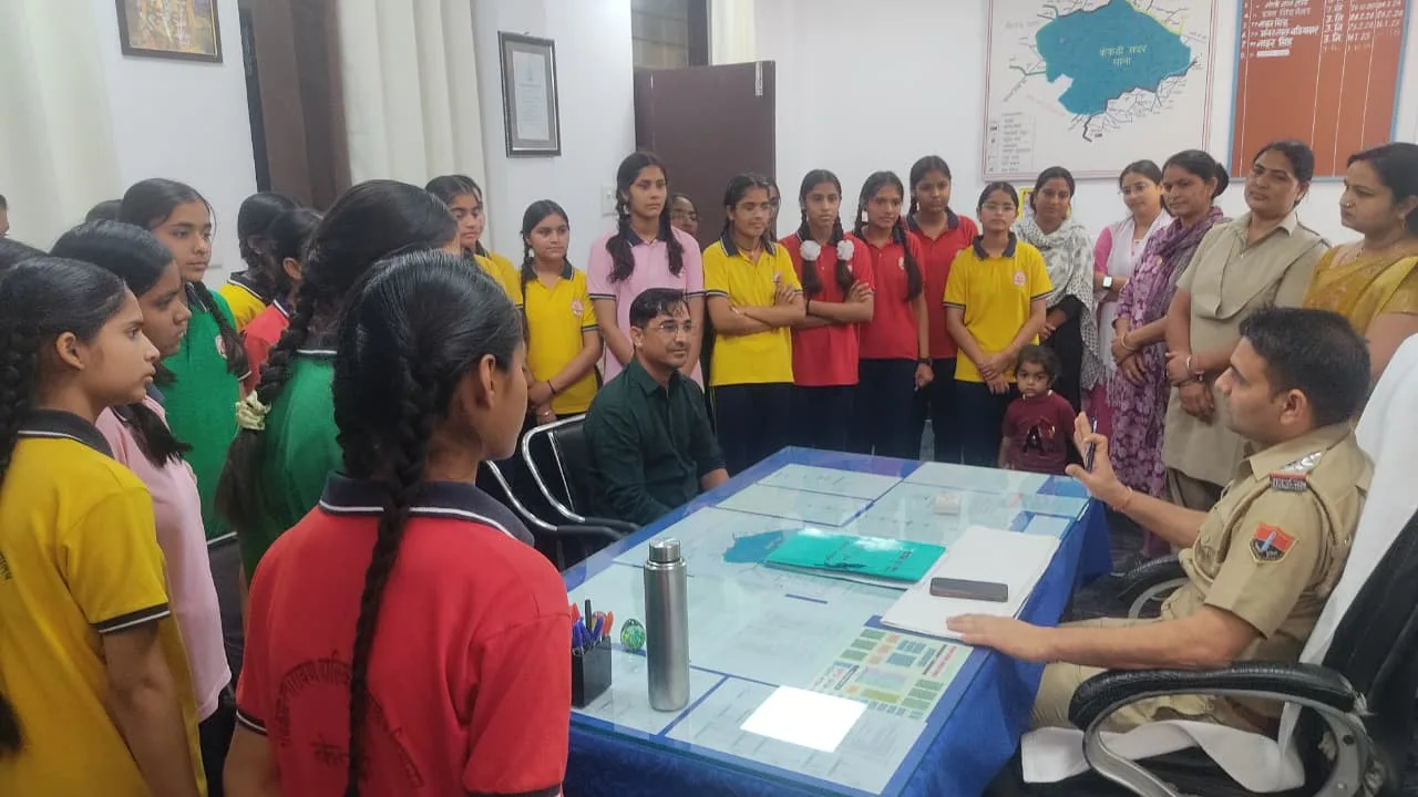 केकड़ी में छात्राओं का थाना भ्रमण, पुलिस दिवस पर छात्राओं को साइबर व सड़क सुरक्षा का दिया प्रशिक्षण