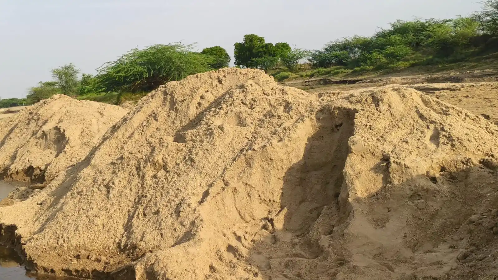 सरवाड़ डाई नदी क्षेत्र में बजरी खनन विवाद गहराया