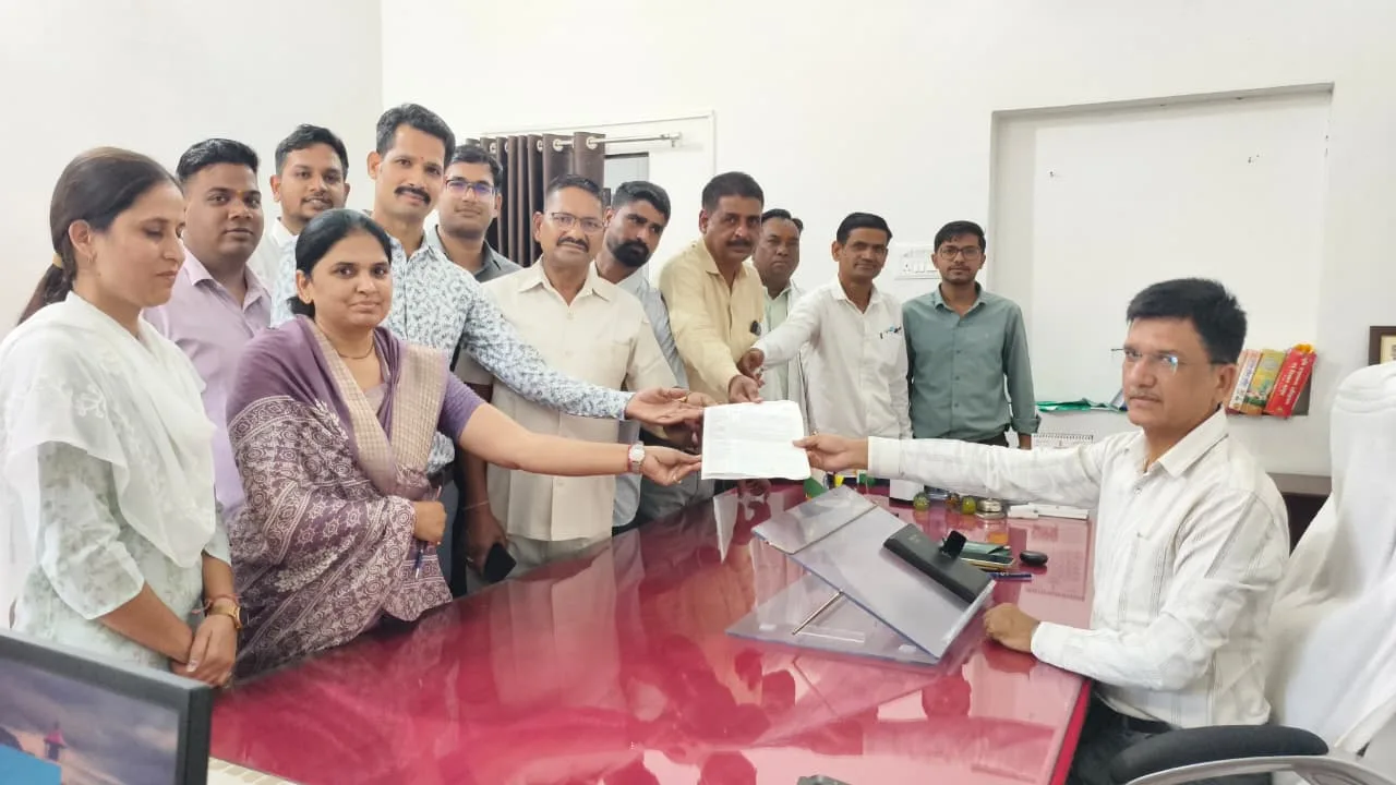 आरजीएचएस बदलावों के विरोध में राजस्व कर्मचारियों का प्रदर्शन, एडीएम को सौंपा ज्ञापन