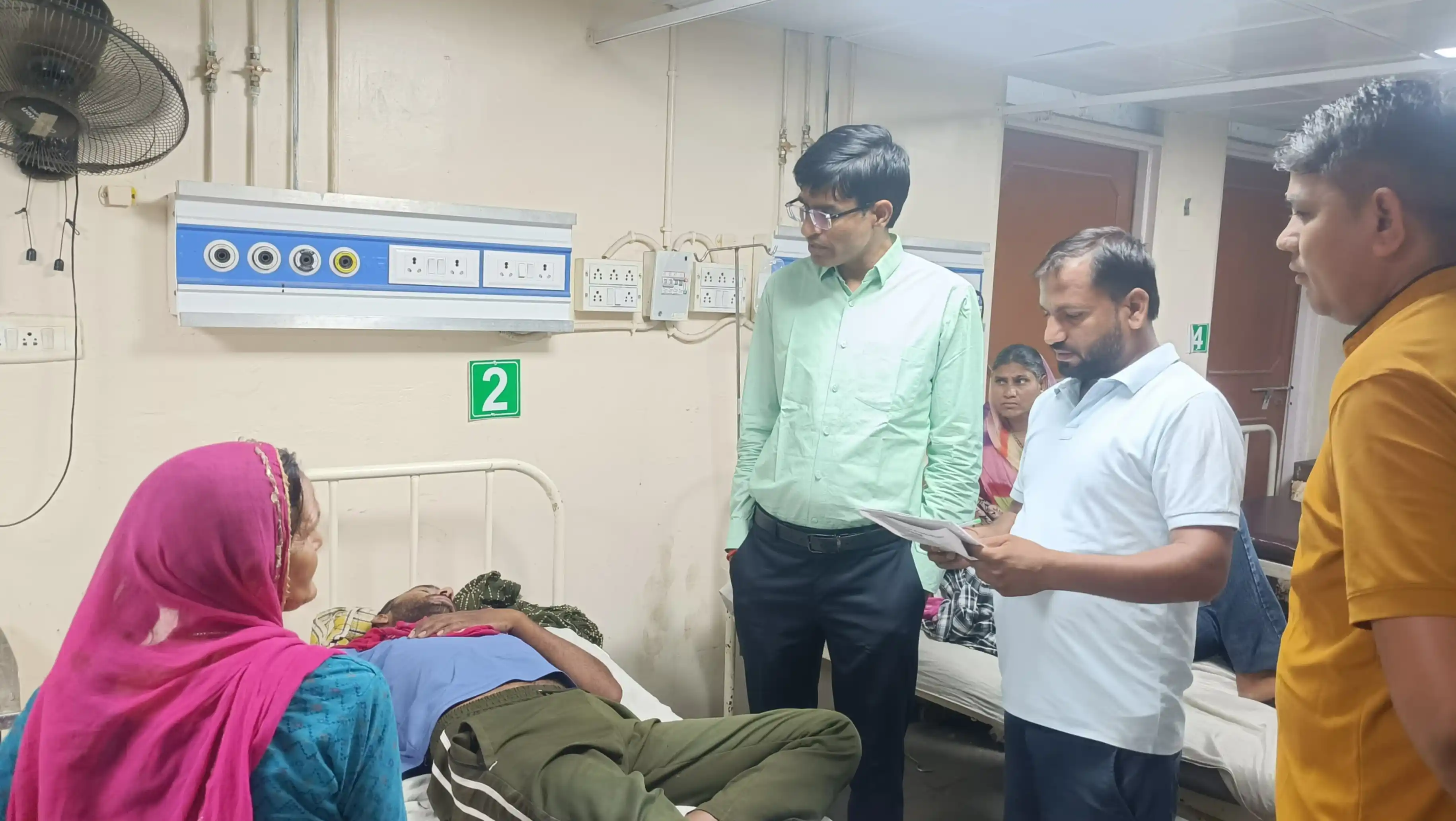 लड्डू-बाटी खाने के बाद ग्रामीण बीमार, कणौंज में सामूहिक भोज के बाद बिगड़ी तबीयत: एसडीओ ने अस्पताल पहुंचकर जाना मरीजों का हाल