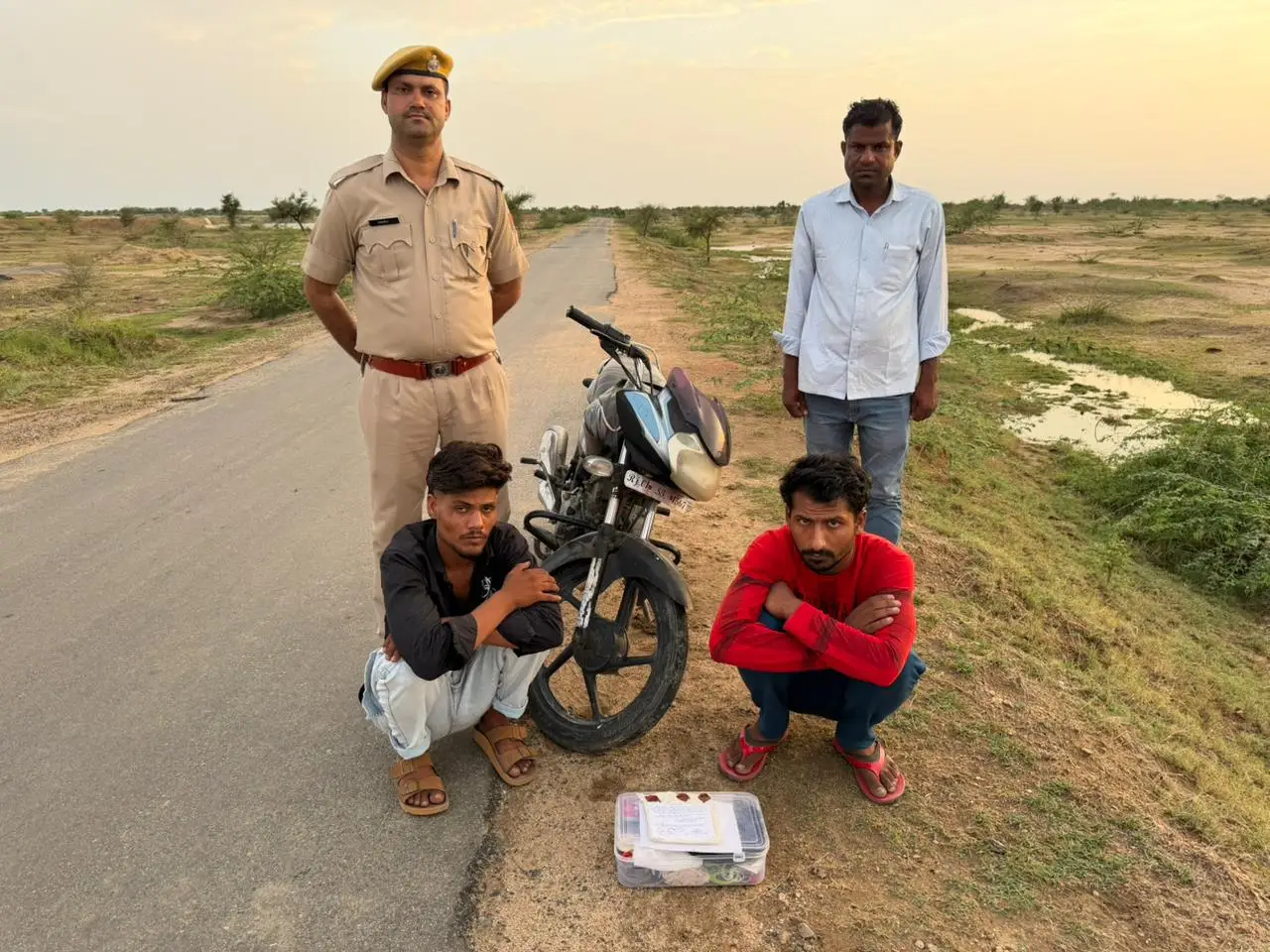 डिस्कवर बाइक पर ले जा रहे थे स्मैक, पुलिस ने पकड़ा