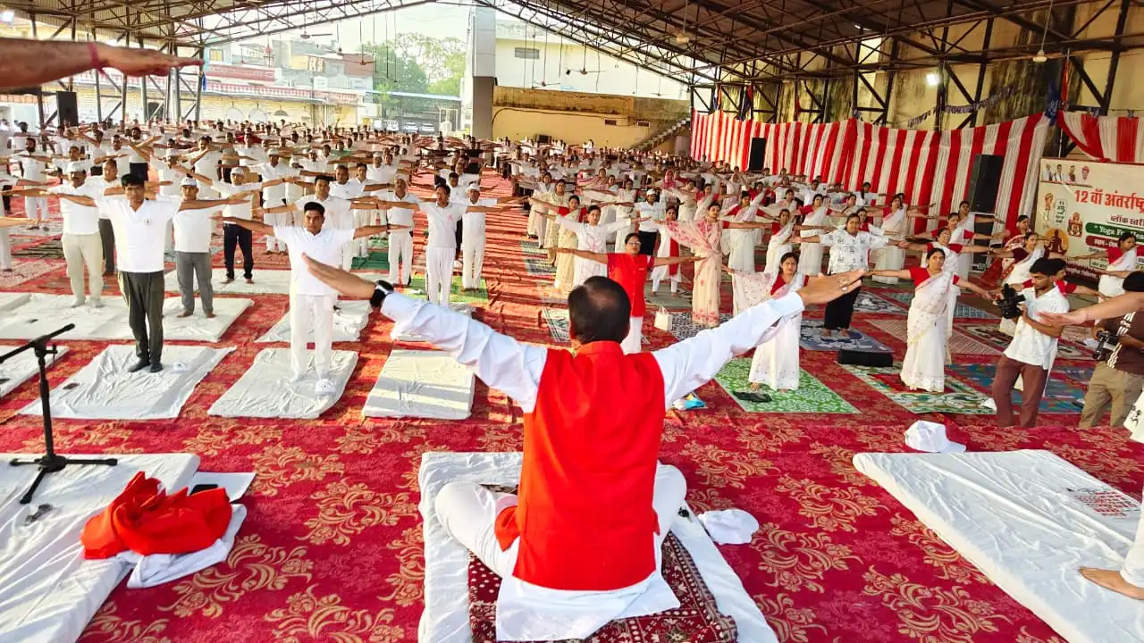 योग से स्वस्थ जीवन का संदेश, सैकड़ों लोगों ने किया सामूहिक योगाभ्यास