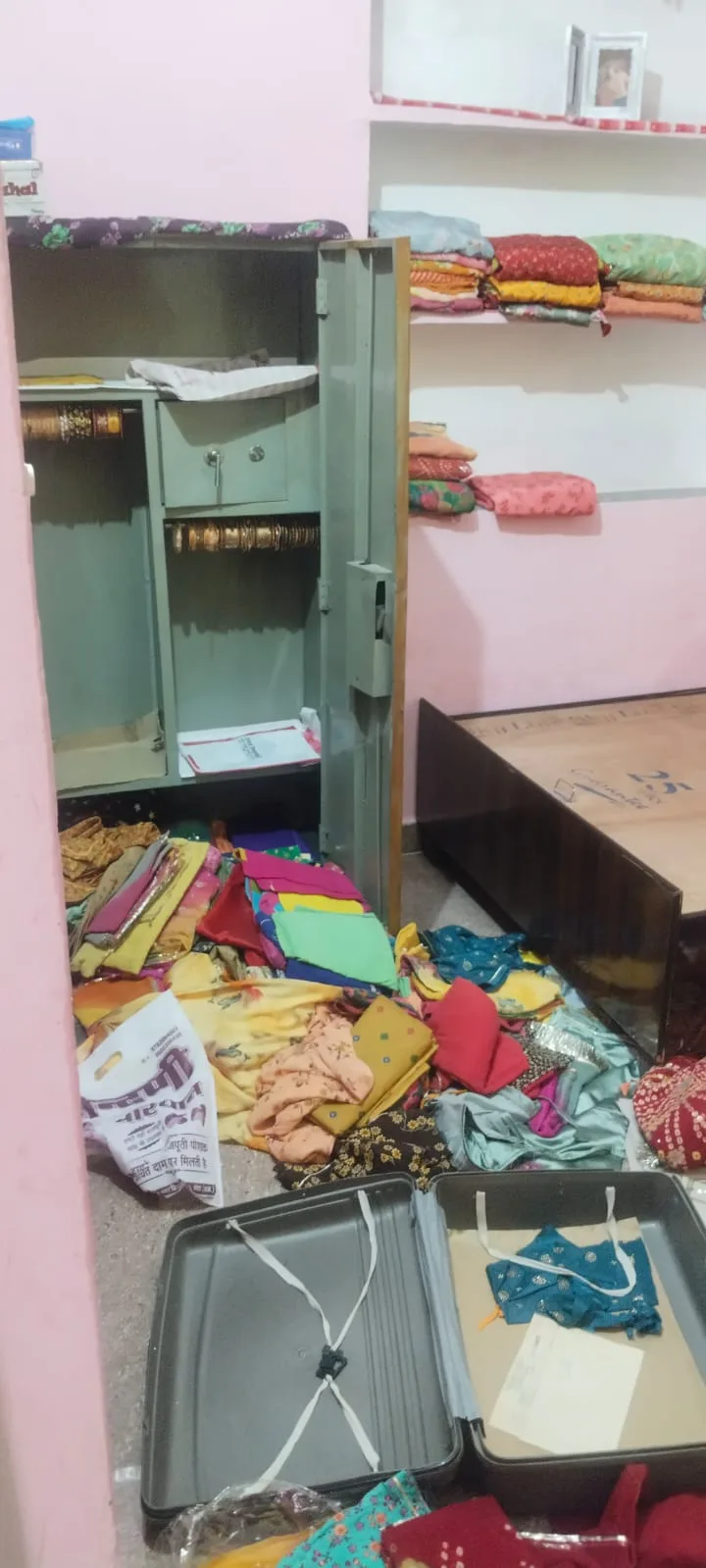 सूने मकान में चोरी, नकदी व सोने-चांदी के जेवरात ले उड़े चोर