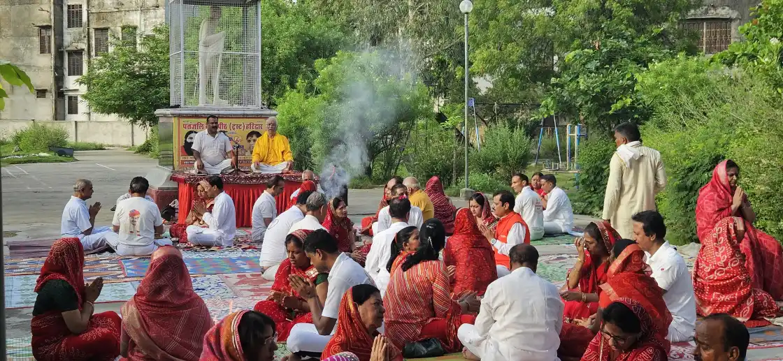 गुरु पूर्णिमा पर गांधी पार्क में नवकुंडीय यज्ञ, योग गुरु जे.पी. सोनी का हुआ सम्मान
