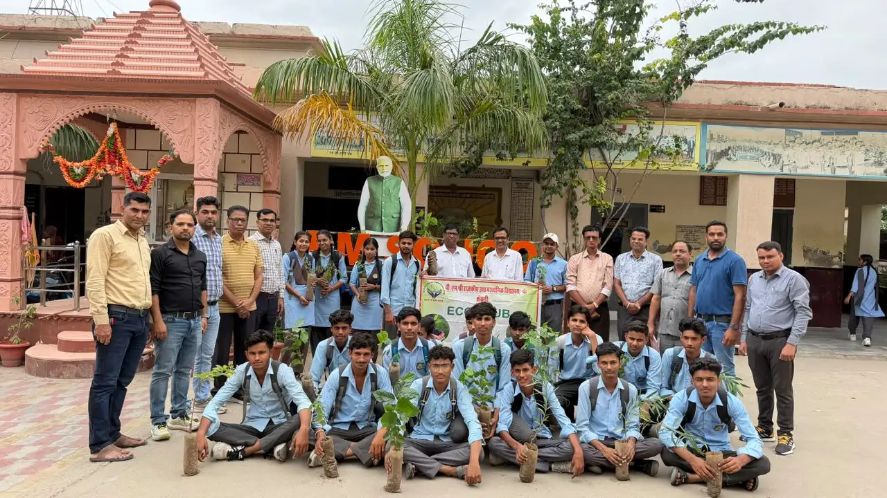 हरियालो राजस्थान अभियान के तहत पीएम श्री विद्यालय में पौधरोपण, विद्यार्थियों को बांटे पौधे